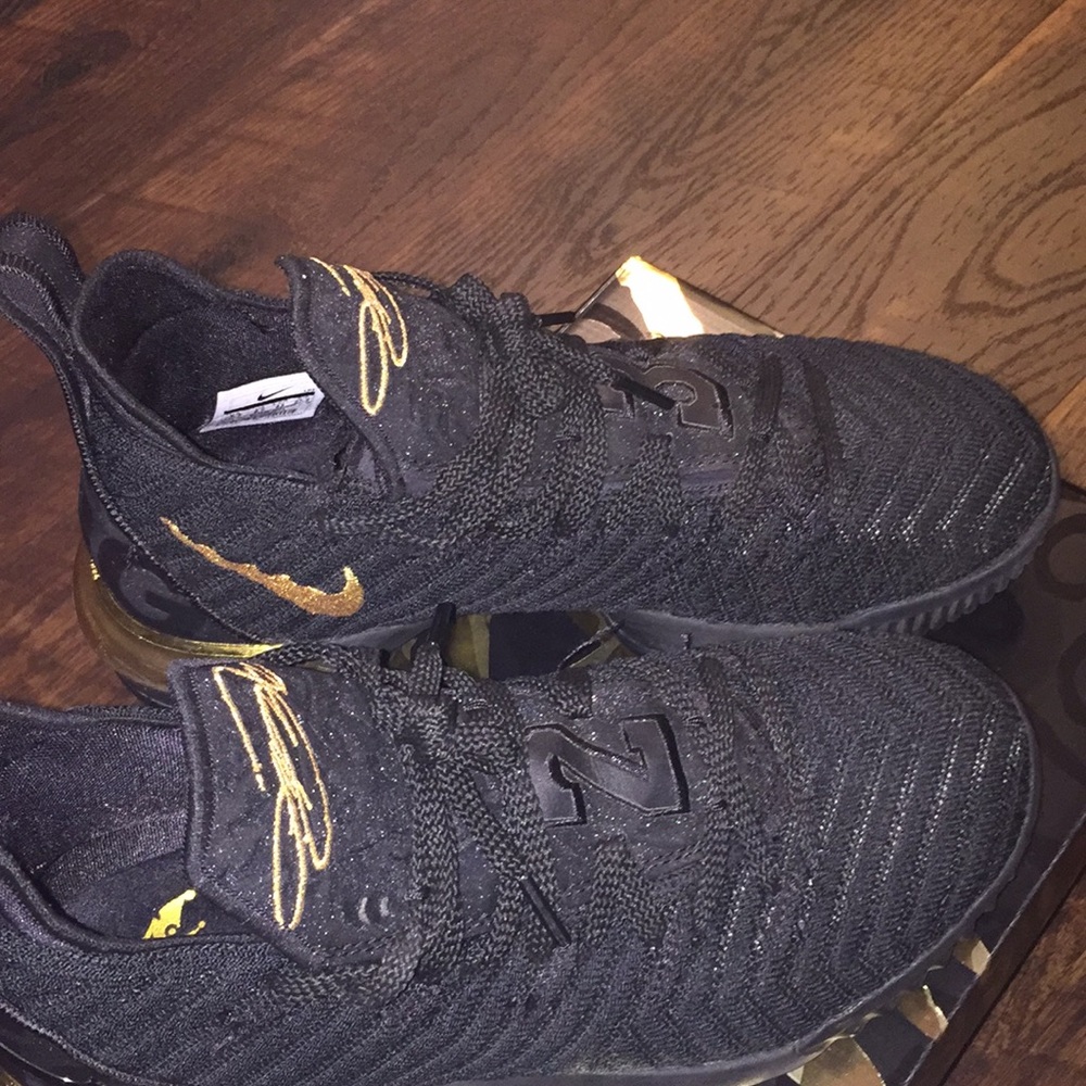 Black LEBRON 16 I’m King size 9.5 Like New